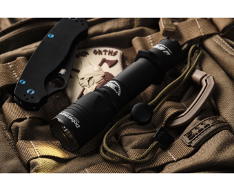 Фонарь тактический Armytek Dobermann Hunting Kit (Холодный свет) 1050 лм (фонарь+ 18650+ЗУ+ выносная кнопка+ магнитное подствольное крепление+ сетевой адаптер)