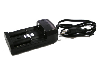 Зарядное устройство Combat со штекером для прикуривателя