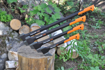 Топор – колун Fiskars X17 + точилка 120740